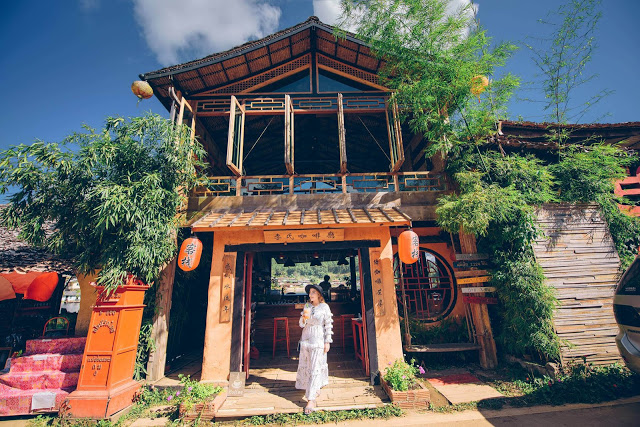 Đẹp ngất ngây cùng phiên bản "Phượng Hoàng Cổ Trấn" tại Thái Lan Tuy nhiên, vi vu sang tận Trung Quốc cho chuyến thăm thú Phượng Hoàng Cổ Trấn không phải là chuyện dễ đối với những ai nuôi ước mơ được đặt chân đến đây một lần trong đời. Tiền bạc chắc là vấn đề "nhức nhối" và đáng lo ngại nhất, vì một chuyến du lịch đến Trung Quốc cũng ngốn của bạn hơn chục triệu ấy chứ!