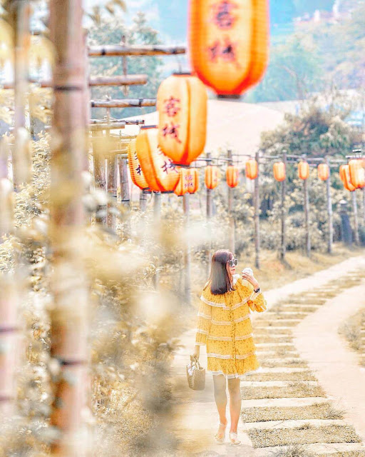 "Đối thủ nặng ký" của Phượng Hoàng Cổ Trấn phiên bản gốc! Vừa được mệnh danh là "Phượng Hoàng Cổ Trấn" vừa được gọi là "Sapa của đất Thái", thế nên đủ hiểu Ban Rak Thai cuốn tim du khách nhiều đến độ nào rồi! Thề luôn là nếu muốn tìm một nơi vừa an yên, vừa có nhiều cảnh đẹp, lánh xa bao bộn bề cuộc sống mà lại có thể nổi bật giữa hàng loạt địa điểm quá quen mặt ở Thái Lan, thì Ban Rak Thai là sự lựa chọn không thể nào tuyệt vời hơn!