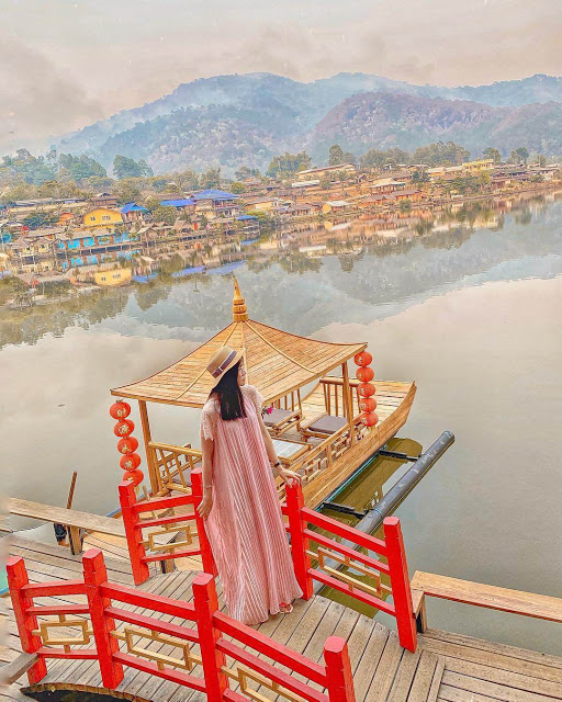 "Đối thủ nặng ký" của Phượng Hoàng Cổ Trấn phiên bản gốc! Càng lên gần Ban Rak Thai, nhiệt độ càng lạnh, nhiều chỗ còn có sương mù nữa. Khí hậu ở đây gần giống như Sapa vậy nhưng lại có sự chuyển nhiệt khá đột ngột. Thế nên bạn nào muốn check-in ngôi làng này thì nhớ chuẩn bị sẵn áo lạnh, đừng mặc đồ mỏng, nhất là vào mùa này đấy nhé!
