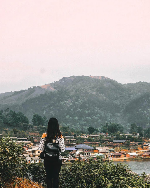 "Đối thủ nặng ký" của Phượng Hoàng Cổ Trấn phiên bản gốc! Càng lên gần Ban Rak Thai, nhiệt độ càng lạnh, nhiều chỗ còn có sương mù nữa. Khí hậu ở đây gần giống như Sapa vậy nhưng lại có sự chuyển nhiệt khá đột ngột. Thế nên bạn nào muốn check-in ngôi làng này thì nhớ chuẩn bị sẵn áo lạnh, đừng mặc đồ mỏng, nhất là vào mùa này đấy nhé!