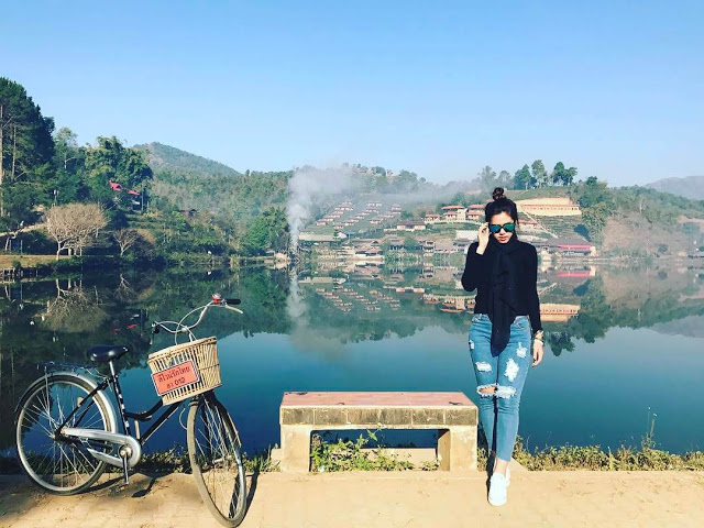 "Đối thủ nặng ký" của Phượng Hoàng Cổ Trấn phiên bản gốc! Đến đây mọi người có thể thuê xe máy hay xe đạp để di chuyển. Trên đường di chuyển, nếu thấy cây xăng thì nhớ đổ đầy bình liền nhé vì ở Ban Rak Thai có khá ít cây xăng. Đường sá ở khu làng rất rộng rãi và được tráng nhựa bằng phẳng, nhiều đoạn còn được rừng cây che phủ nên cực mát mẻ. Vì vốn không quá nổi tiếng, không đông đúc khách du lịch và có những đoạn không nhiều phương tiện di chuyển nên việc đi bộ trekking, đạp xe dạo quanh làng hay bon bon xe máy trên đường ở Ban Rak Thai đều rất thích các bạn ạ!