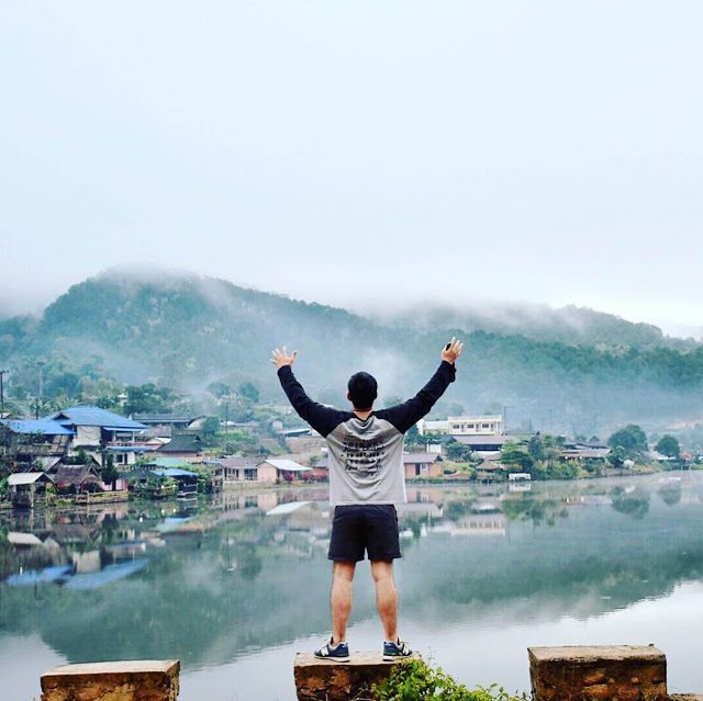 "Đối thủ nặng ký" của Phượng Hoàng Cổ Trấn phiên bản gốc! Có thể nói những đồi chè xanh ngát chính là "đặc sản" dễ dàng bắt gặp nhất của nơi đây, bởi đa số cư dân gốc Hoa ở Ban Rak Thai đều sinh sống bằng nghề trồng chè. Vì trà vốn là đặc sản ở đây, thế nên bạn có thể tìm thấy khá nhiều quán trà bên trong làng. Một cái tên không thể bỏ qua ở Ban Rak Thai chính là Coffee Ban Din. Quán này cũng được thiết kế theo concept Trung Hoa, nhưng điều khiến du khách thích nhất có lẽ là view cạnh bờ hồ trông vô cùng thơ mộng. Ở đây có tận 3 - 4 quán trà và cafe kiểu vậy nên nếu muốn đi đúng quán thì nhớ tìm cái chỗ kế cuối, có một cầu thang nhỏ bên hông. Nếu có thời gian ngồi đây cả buổi, ngắm nhìn khoảnh khắc bình minh hay hoàng hôn ló dạng từ trên núi, sau những màn sương phủ trắng xóa, chắc ngồi hoài cũng không thấy chán ấy chứ!