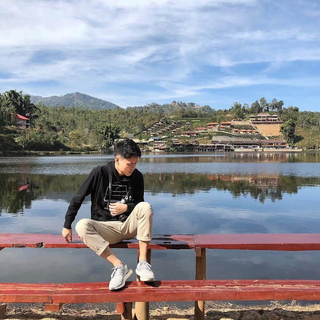 "Đối thủ nặng ký" của Phượng Hoàng Cổ Trấn phiên bản gốc! Về chỗ ở khi du lịch làng Ban Rak Thai, các resort ở đây thì hầu hết đều xây theo kiểu bungalow riêng biệt, lợp mái lá mát vào mùa hè ấm vào mùa đông, trải dài và xen lẫn giữa những đồi chè tươi mát. Tuy nhiên, do ít được khai thác du lịch, số phòng còn hạn chế nên nơi này thường hết phòng vào các dịp Lễ Tết. Bạn cũng có thể chọn các nhà nghỉ trong làng có giá hợp túi tiền hơn, rồi thuê xe đạp thong thả dạo quanh làng. Khu resort nổi tiếng nhất ở đây chính là Lee Wine Rak Thai với những ngôi nhà nhỏ mọc giữa rừng chè. Ngồi ở ban công, đưa tầm mắt ngắm nhìn xuống đồi chè xanh mướt, bạn sẽ biết thế nào là sự bình yên đúng nghĩa!