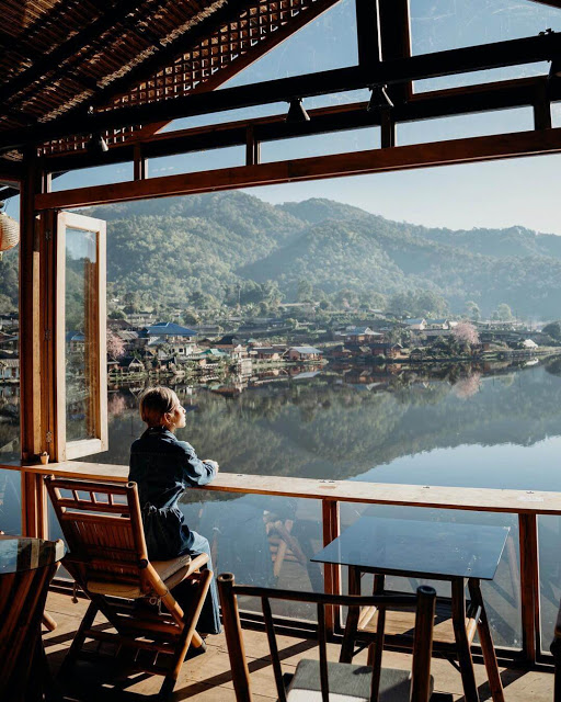 "Đối thủ nặng ký" của Phượng Hoàng Cổ Trấn phiên bản gốc! Dạo bước quanh những khu phố trong làng Ban Rak Thai, thật không khó để bắt gặp những ngôi nhà đậm chất Trung Hoa. Với lối thiết kế chủ yếu từ lồng đèn đỏ và kiến trúc mái ngói âm dương, đôi lúc sẽ khiến bạn có cảm giác như đang lạc vào một thị trấn cổ nào đó ở đất nước đông dân nhất thế giới chứ chẳng còn ở trên đất Thái nữa!