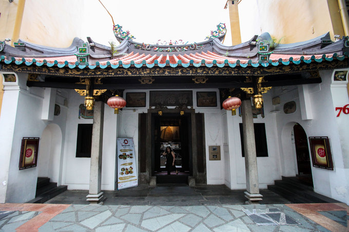 Toạ lạc trên đường Telok Ayer sầm uất, Amoy là một trong những khách sạn đặc biệt bậc nhất ở Singapore. Nơi này được xây dựng trong khuôn viên của đền Thian Hock Keng mang phong cách Trung Hoa cổ nhất đảo quốc sư tử. Toạ lạc trên đường Telok Ayer sầm uất, Amoy là một trong những khách sạn đặc biệt bậc nhất ở Singapore. Nơi này được xây dựng trong khuôn viên của đền Thian Hock Keng mang phong cách Trung Hoa cổ nhất đảo quốc sư tử.