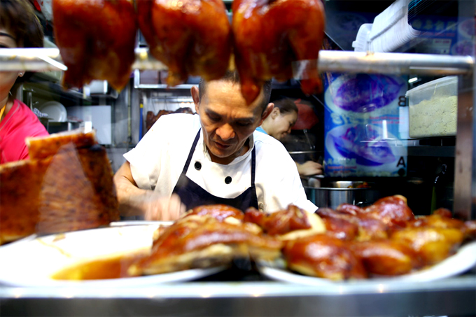 Đầu bếp Chan Hon Meng hay Chef Chan và cái tên quen thuộc hiện nay là Hawker Chan sinh ra tại Malaysia và từ năm 15 tuổi đã có mong muốn được theo đuổi nghề đầu bếp. Đầu những năm 1980 ông sang Singapore và học việc từ một đầu bếp người Hong Kong. Đây cũng là lý do cho món ăn "đinh" sau này của ông có tên Hong Kong Soya Sauce Rice and Noodle. Đầu bếp Chan Hon Meng hay Chef Chan và cái tên quen thuộc hiện nay là Hawker Chan sinh ra tại Malaysia và từ năm 15 tuổi đã có mong muốn được theo đuổi nghề đầu bếp. Đầu những năm 1980 ông sang Singapore và học việc từ một đầu bếp người Hong Kong. Đây cũng là lý do cho món ăn "đinh" sau này của ông có tên Hong Kong Soya Sauce Rice and Noodle.