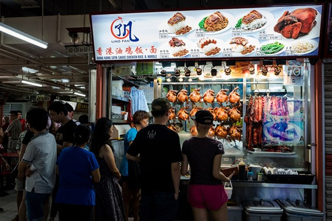 Quầy hàng Liao Fan trong food court ở China Town được ông Chan mở năm 2009 phục vụ các món gồm cơm, mì ăn kèm với gà quay, xá xíu, thịt heo quay, sườn heo và tất nhiên không thể thiếu món mì và cơm gà với sốt tương 'thần thánh'. Tháng 7/2016, quầy hàng bình dân này đã gây bất ngờ và trở thành chủ đề tranh cãi khi nhận được một sao Michelin. Và đây được coi là nhà hàng Michelin rẻ nhất thế giới. Quầy hàng Liao Fan trong food court ở China Town được ông Chan mở năm 2009 phục vụ các món gồm cơm, mì ăn kèm với gà quay, xá xíu, thịt heo quay, sườn heo và tất nhiên không thể thiếu món mì và cơm gà với sốt tương 'thần thánh'. Tháng 7/2016, quầy hàng bình dân này đã gây bất ngờ và trở thành chủ đề tranh cãi khi nhận được một sao Michelin. Và đây được coi là nhà hàng Michelin rẻ nhất thế giới.