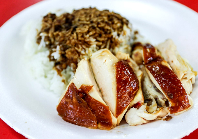 Còn cơm gà sốt tương có giá 2 SGD. Và trong suốt 8 năm qua, ông Chan chưa từng tăng giá đồ ăn của mình. Còn cơm gà sốt tương có giá 2 SGD. Và trong suốt 8 năm qua, ông Chan chưa từng tăng giá đồ ăn của mình.