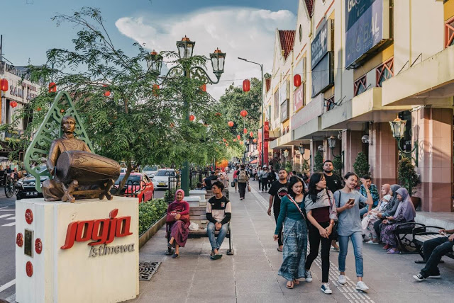 Thậm chí nếu không mua sắm, bạn vẫn có thể tìm thấy nhiều thứ hấp dẫn trên con đường này, chẳng hạn như thưởng thức Gudeg (mít hầm) món ăn đặc sản của địa phương hay thử một lần ngồi xe kéo lêu hêu khắp phố phường.
