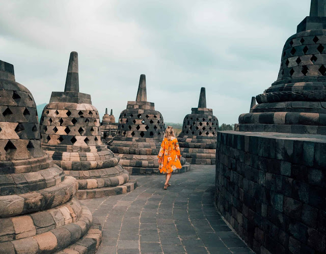 Để trải nghiệm Yogyakarta thêm trọn vẹn, bạn đừng quên ghé thăm thành phố vào mùa khô từ tháng 7 đến tháng 9. Du khách có thể đến Yogyakarta bằng đường hàng không (sân bay quốc tế Adisucipto) hoặc đón xe buýt, tàu hỏa trong khu vực. Trong thành phố, taxi, xe buýt hay xe kéo ba bánh là những phương tiện giao thông phổ biến bạn có thể tìm thấy trên bất kỳ tuyến phố nào.