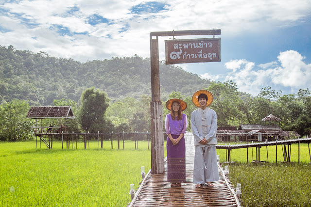 "Phượng Hoàng Cổ Trấn" phiên bản Thái nằm ở đâu? Tỉnh Mae Hong Son có khá nhiều biệt danh nhưng phổ biến nhất là "vùng đất của sương mù". Có thể ví Mae Hong Son như Sapa của Thái Lan vì nhiệt độ nơi này có khi giảm thấp xuống đến 0 độ C. Đa phần du khách đến Mae Hong Son chỉ ở lại trong khu trung tâm hoặc đến thị trấn Pai gần đấy. Nhưng đặc biệt nhất ở Mae Hong Son có lẽ chính là ngôi làng "Phượng Hoàng Cổ Trấn" Ban Rak Thai này.