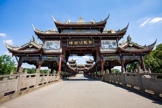 Tương truyền, trong thời kỳ Tam Quốc (220-280), thị trấn là trọng điểm quân sự ở phía nam Thành Đô (kinh thành của vương quốc Thục) và là nơi đóng quân của nhà chiến lược nổi tiếng Gia Cát Lượng. Ảnh: PC Online. Tương truyền, trong thời kỳ Tam Quốc (220-280), thị trấn là trọng điểm quân sự ở phía nam Thành Đô (kinh thành của vương quốc Thục) và là nơi đóng quân của nhà chiến lược nổi tiếng Gia Cát Lượng. Ảnh: PC Online.