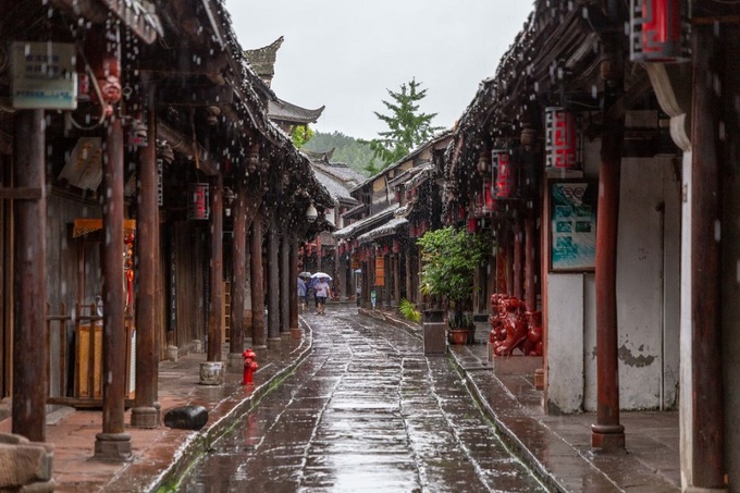 Hầu hết nhà ở Hoàng Long Khê đều có nguồn gốc từ cuối triều đại nhà Thanh, một số từ thời nhà Minh. Kiến trúc nhà cọc ven sông ở thị trấn trước đây được xây dựng để chống ngập lụt. Trong đó, tầng trệt để chăn nuôi gia súc, tầng hai là nơi cất trữ lương thực và tầng ba là nơi ở của người dân. Ngày nay, một số ngôi nhà được tu sửa theo kiến trúc của người Hán, đặc biệt là phần mái cong. Ảnh: Oct West. Hầu hết nhà ở Hoàng Long Khê đều có nguồn gốc từ cuối triều đại nhà Thanh, một số từ thời nhà Minh. Kiến trúc nhà cọc ven sông ở thị trấn trước đây được xây dựng để chống ngập lụt. Trong đó, tầng trệt để chăn nuôi gia súc, tầng hai là nơi cất trữ lương thực và tầng ba là nơi ở của người dân. Ngày nay, một số ngôi nhà được tu sửa theo kiến trúc của người Hán, đặc biệt là phần mái cong. Ảnh: Oct West.