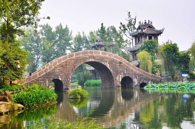 Ngoài những con đường, cầu phủ đầy rêu phong, cổ trấn cũng nổi tiếng với 6 cây bồ đề hơn 800 năm tuổi, trong đó một cây được đặt theo tên của nhà quân sư Gia Cát Lượng. Đến Hoàng Long Khê, du khách còn có thể ghé thăm động Phật, chiến trường cổ hay những ngôi mộ cổ cheo leo trên vách đá. Ảnh: Tony Study Tour. Ngoài những con đường, cầu phủ đầy rêu phong, cổ trấn cũng nổi tiếng với 6 cây bồ đề hơn 800 năm tuổi, trong đó một cây được đặt theo tên của nhà quân sư Gia Cát Lượng. Đến Hoàng Long Khê, du khách còn có thể ghé thăm động Phật, chiến trường cổ hay những ngôi mộ cổ cheo leo trên vách đá. Ảnh: Tony Study Tour.