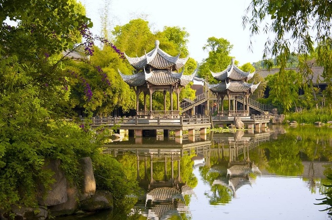 Với khí hậu nhiệt đới gió mùa, Hoàng Long Khê có bốn mùa xuân, hạ, thu, đông, nhiệt độ trung bình hàng năm là 16 độ C. Tháng 3-6 và tháng 9-12 là thời gian thích hợp nhất để ghé thăm nơi này. Để khám phá vẻ đẹp yên bình của trấn cổ, du khách có thể ngồi thuyền, trôi chầm chậm dọc theo dòng sông Hoàng Long, xuyên qua bóng cây bồ đề và tán tre xanh. Ảnh: Pinterest. Với khí hậu nhiệt đới gió mùa, Hoàng Long Khê có bốn mùa xuân, hạ, thu, đông, nhiệt độ trung bình hàng năm là 16 độ C. Tháng 3-6 và tháng 9-12 là thời gian thích hợp nhất để ghé thăm nơi này. Để khám phá vẻ đẹp yên bình của trấn cổ, du khách có thể ngồi thuyền, trôi chầm chậm dọc theo dòng sông Hoàng Long, xuyên qua bóng cây bồ đề và tán tre xanh. Ảnh: Pinterest.