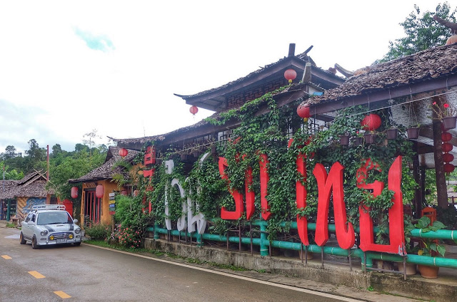Tìm hiểu đôi nét về ngôi làng Ban Rak Thai của Thái Lan Tại đây có hơn 1.000 người Hoa sinh sống, chủ yếu bằng nghề trồng và chế biến chè. Vậy nên hình ảnh đặc trưng của nơi này chính là những đồi chè xanh mướt chẳng khác nào ở Mộc Châu, Đà Lạt hay Sapa của Việt Nam chúng mình.